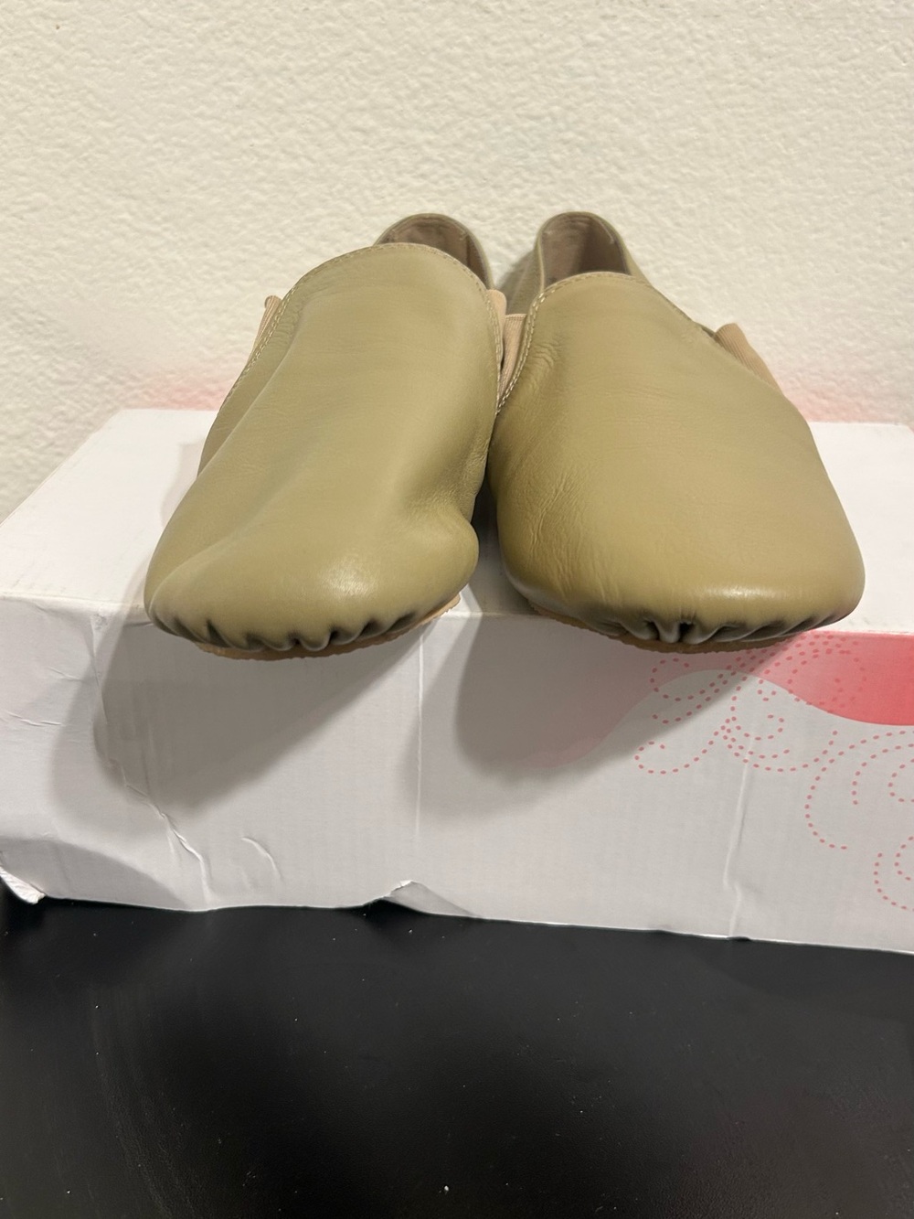 BCG Women’s Jazz Dance Shoes Khaki Leather Slip On Split Sole Size 7B - Picture 5 of 9